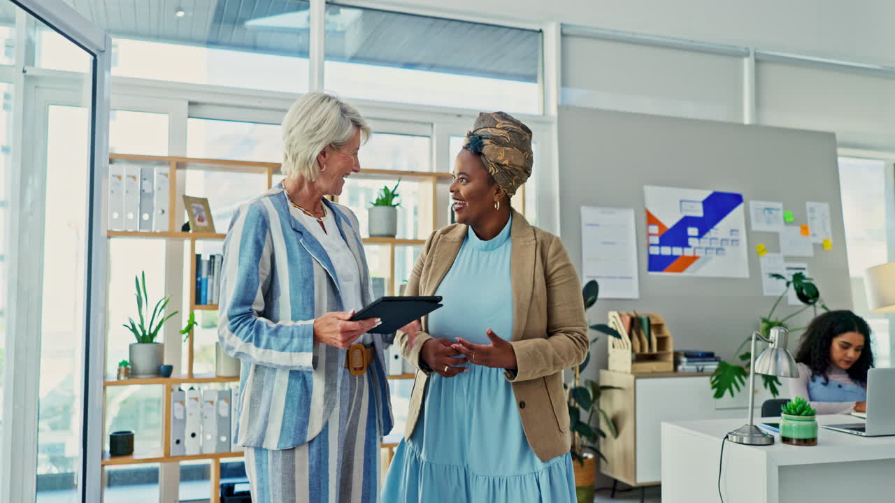 dos mujeres de negocios que colaboran en la oficina