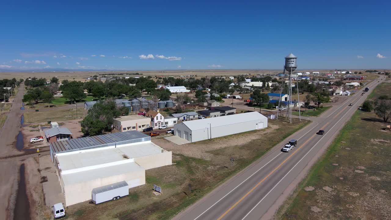 caída de drones después de una descripción general de la ciudad