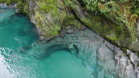 el agua cristalina del río revela piedra caliza esculpida debajo de la superficie