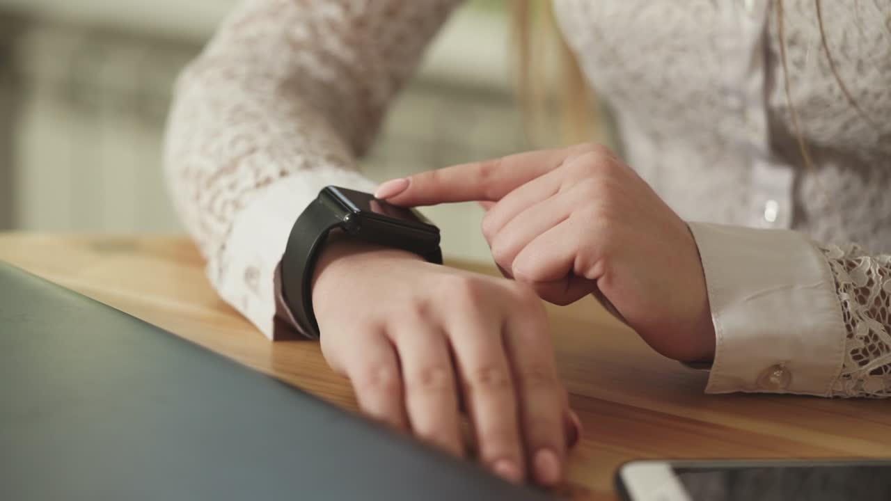 mujer usando un reloj inteligente