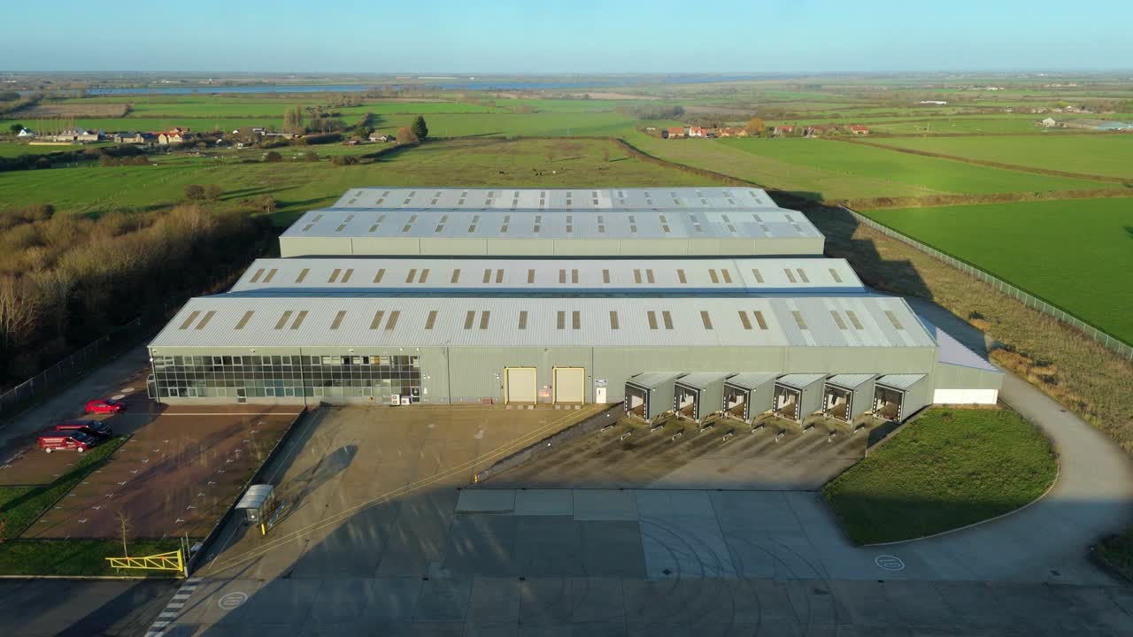 Højdevinkel-luftoptagelse af Elean Business Park, Cambridgeshire, fremhævende den tætte udformning af produktions- og lagerenheder.