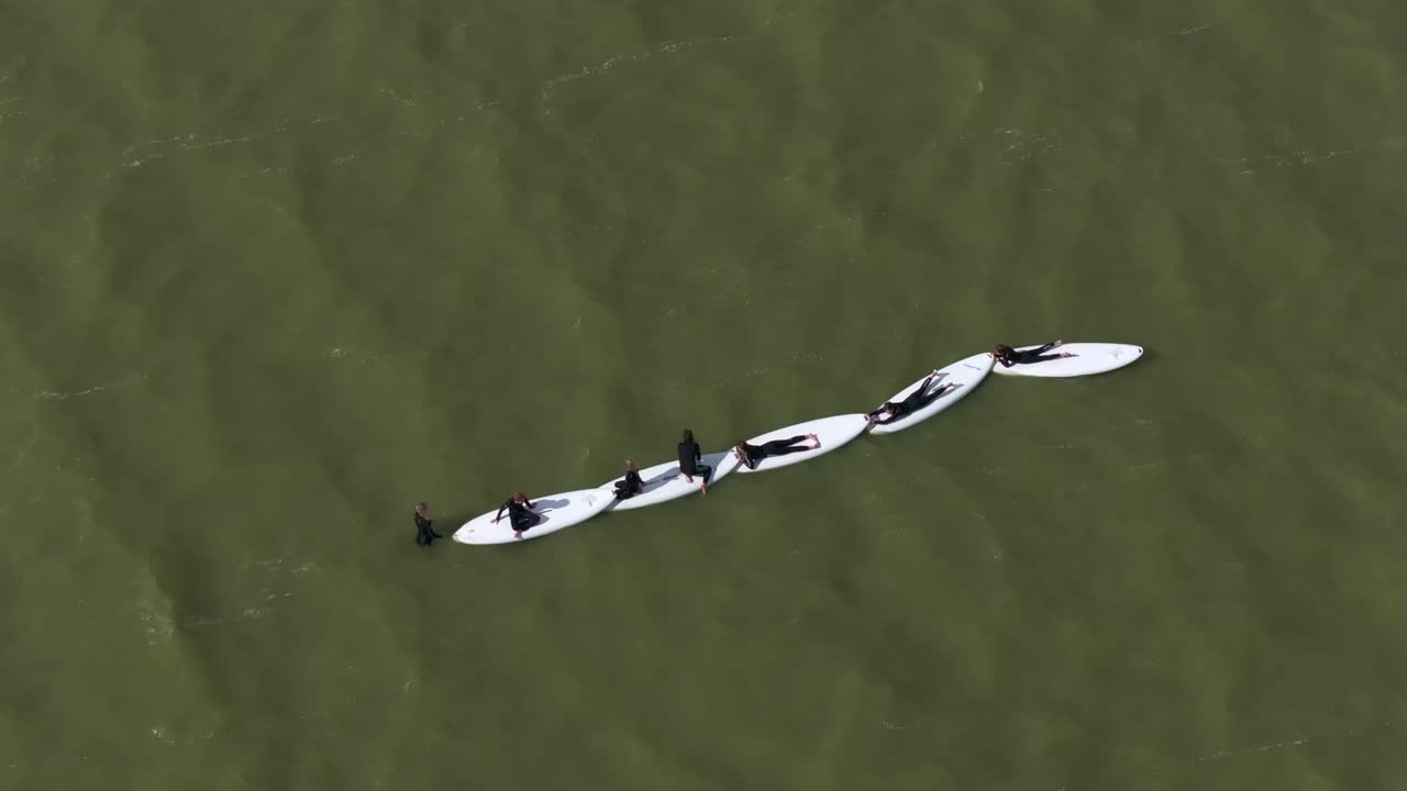 Luftfoto af Makkum med IJsselmeer, surfing, vind, der viser et dramatisk kystlandskab i Holland med høj detaljegrad.
