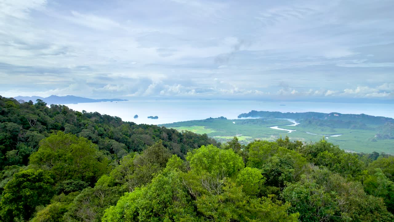 말레이시아 랑카위 섬의 북부 맹그로브를 향해 구눙 라야 자연 보호 구역 위를 날다
