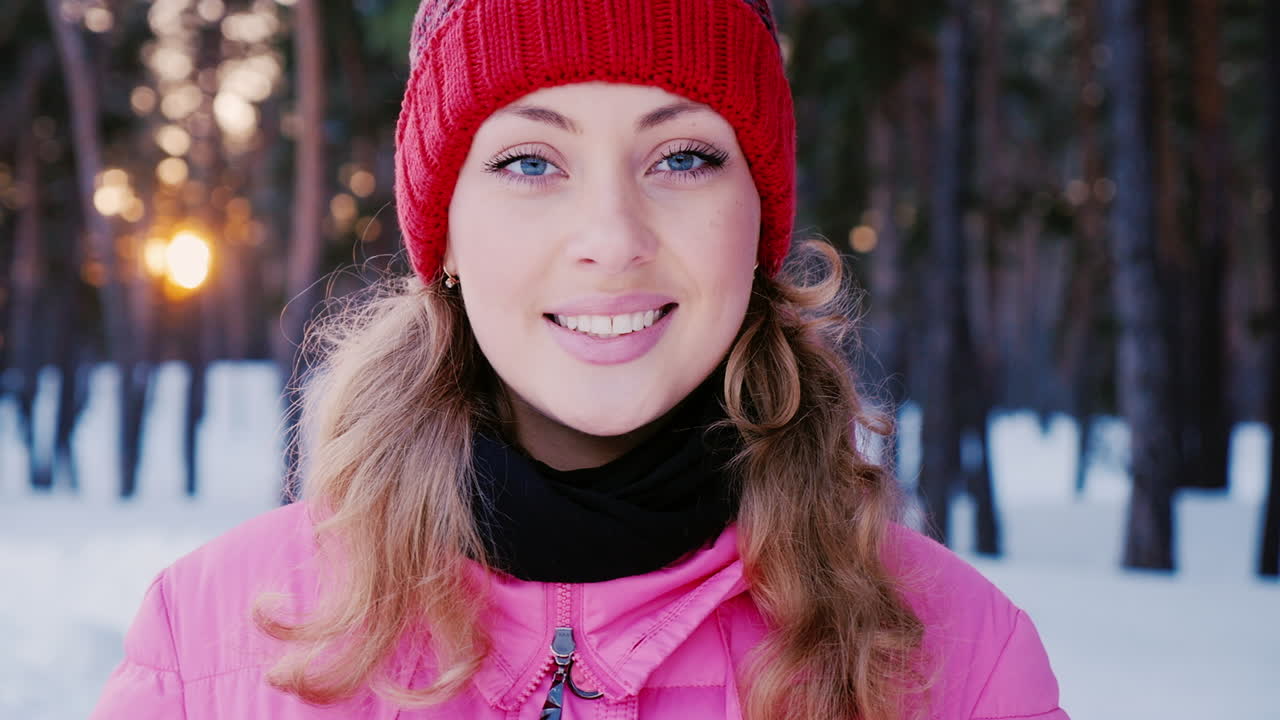 겨울 숲에서 젊은 매력적인 백인 여자의 초상화