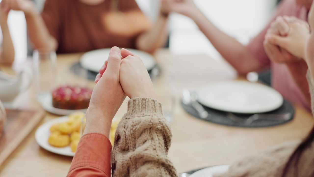 저녁 식사 전 에 가족 들 이 기도 하는 것