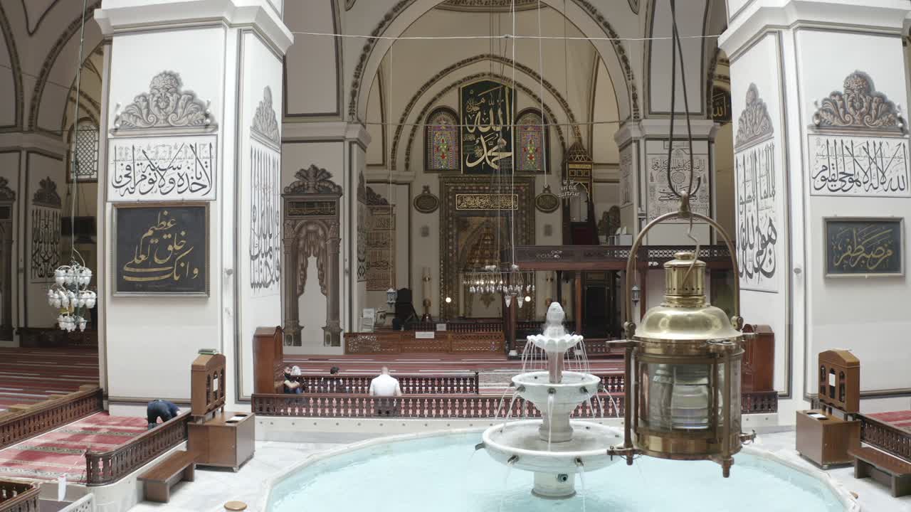 la gran mezquita de bursa o ulu cami es una mezquita en bursa, turquía. construida en el siglo xiv.