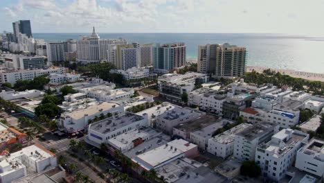 Vista-Cinematográfica-Del-Centro-De-La-Ciudad-De-Miami-Y-El-Océano-Atlántico,-Vista-Aérea-De-Drones