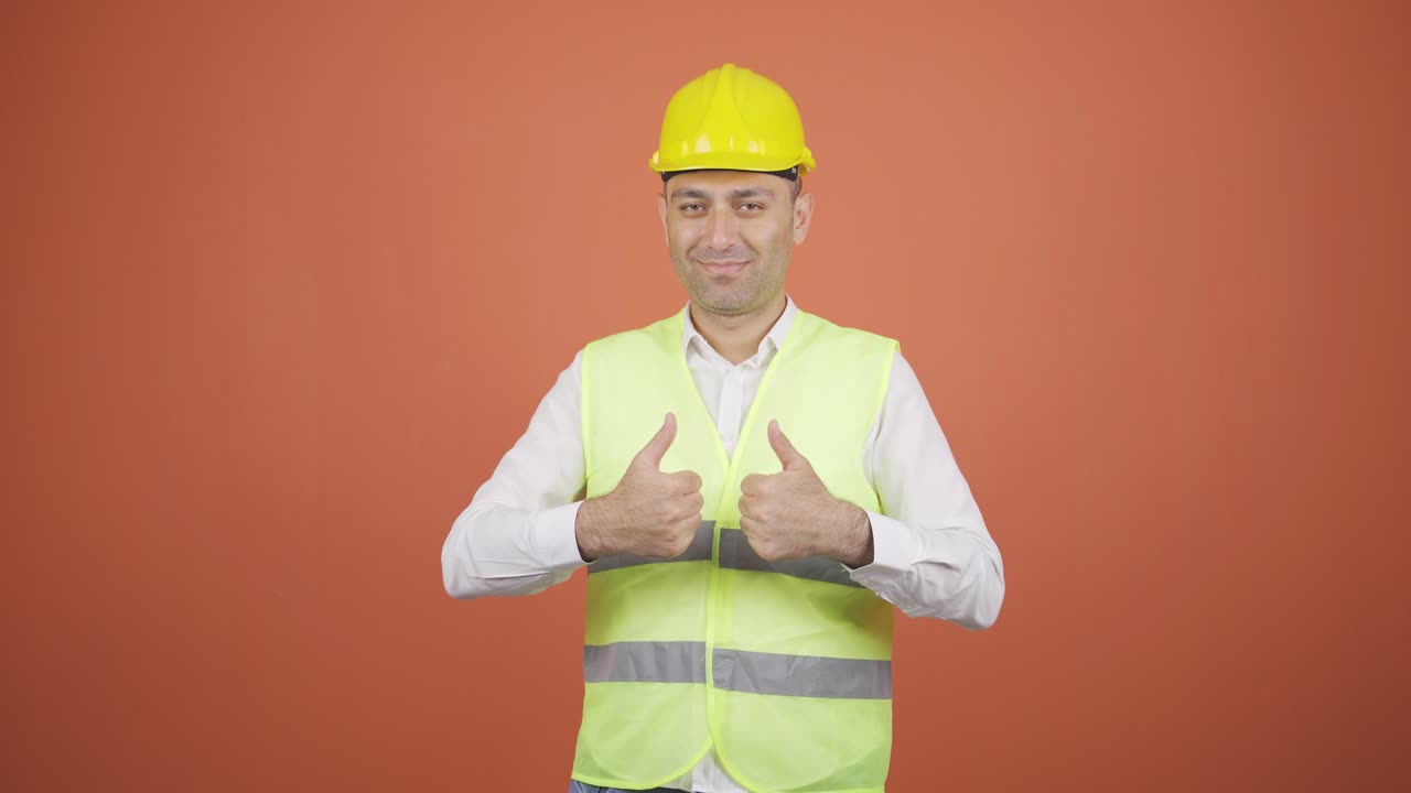 el ingeniero con un casco y sonriendo.
