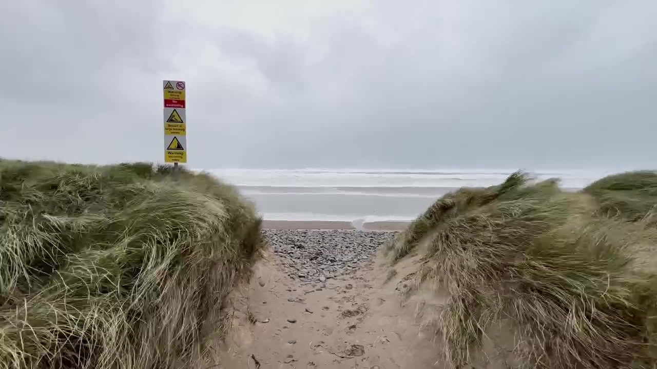 Sturm Ashley an der Westküste Irlands, Golfplatz Doonbeg Beach, Warnschild im Sturm und wilden Atlantik
