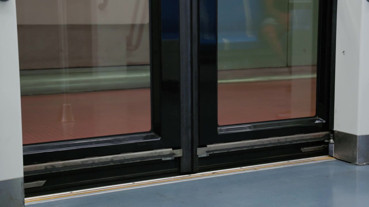 Porte di un treno della metropolitana in partenza dalla metropolitana di Napoli.