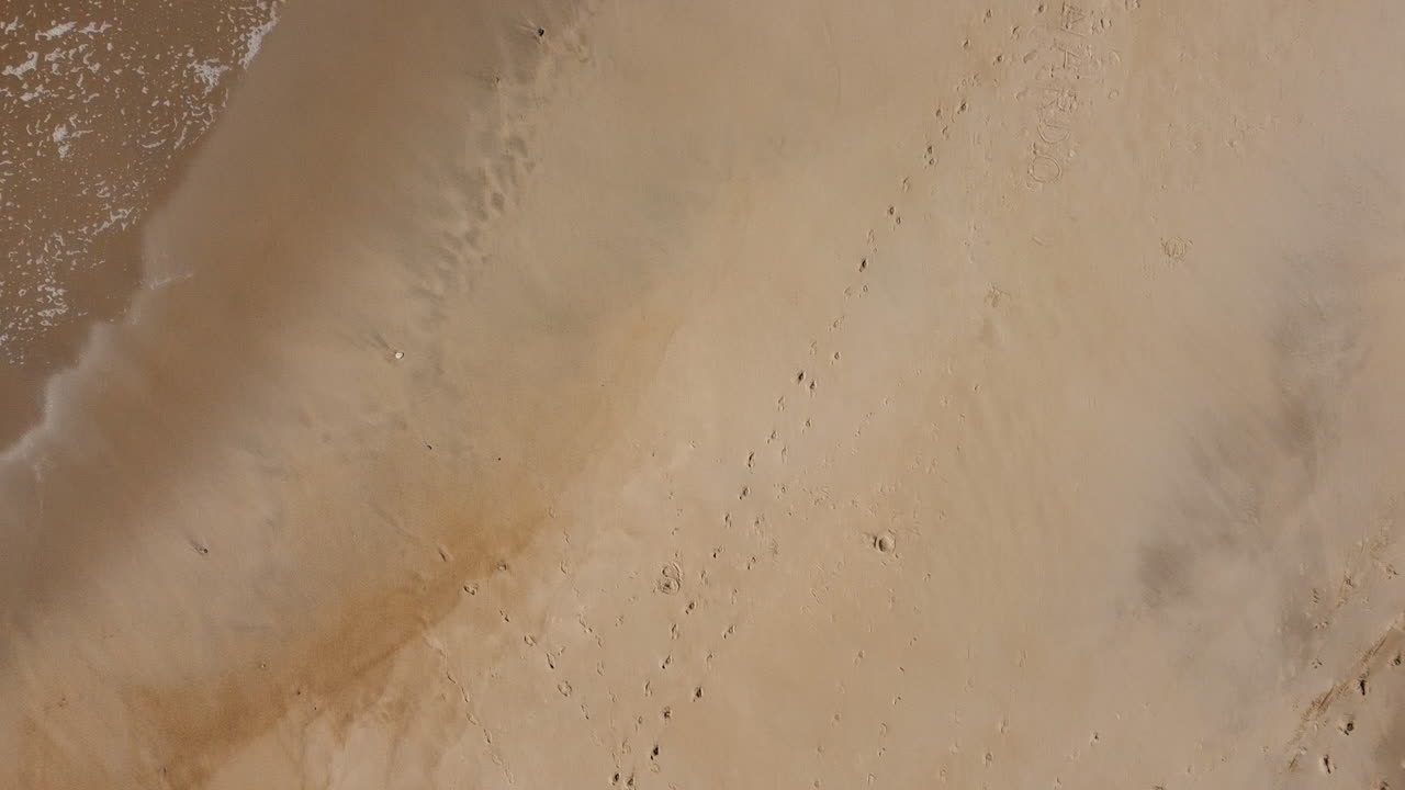 포르투갈 나자레 의 바위 가 있는 해변 과 파도 가 부히는 모습