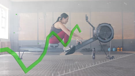 haciendo ejercicio en una máquina de remo, mujer con animación de datos de fitness sobre el fondo del gimnasio