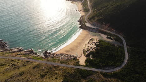 Exótica-Playa-De-Arena-De-Vietnam-Con-Carretera-Costera,-Vista-Aérea