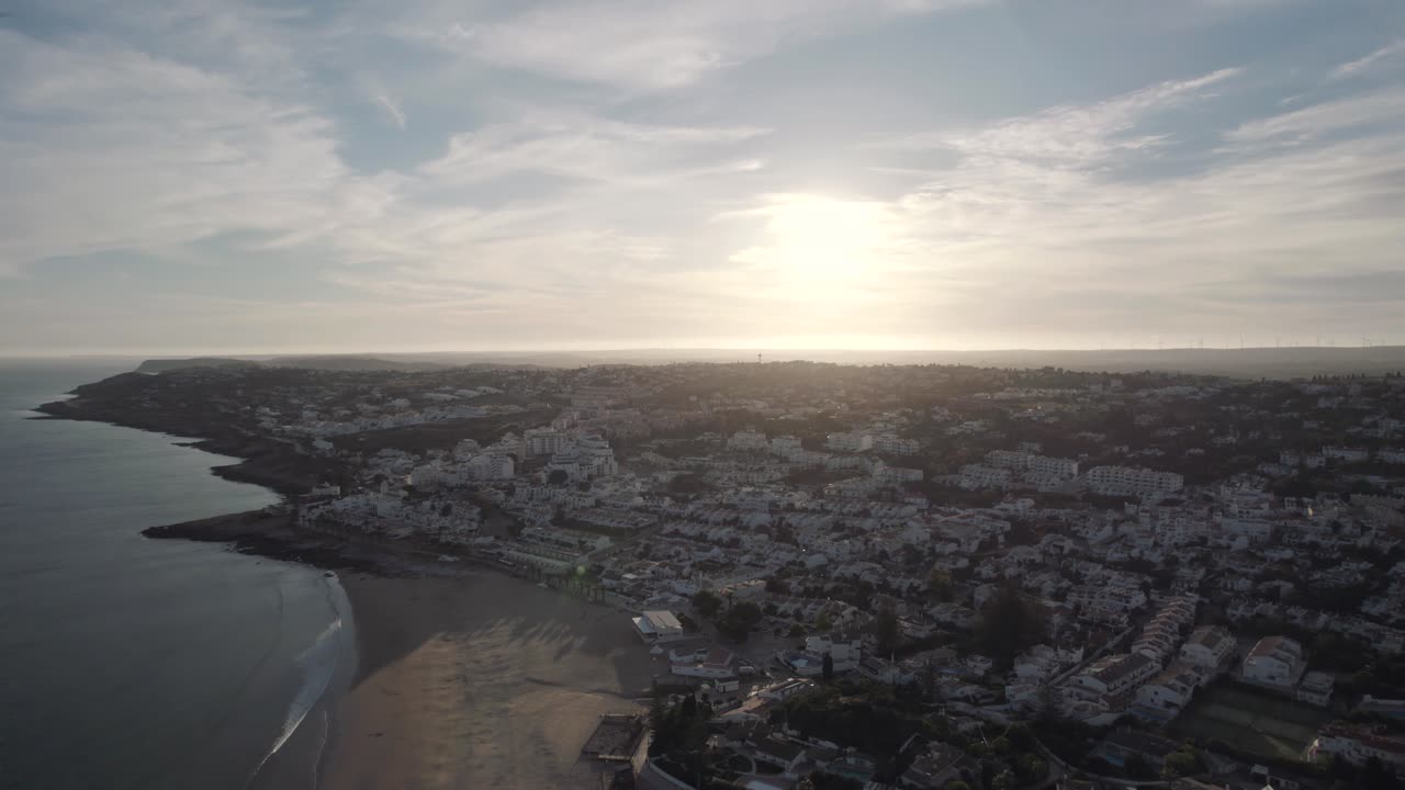 sobrevuelo panorámico de praia da luz paisaje urbano durante la noche nublada, algarve