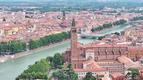 Spitzer-Uhrturm-Erhebt-Sich-Hoch-Am-Fluss-Etsch,-Riva-Del-Garda,-Italien