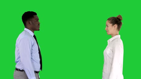 mujer joven y hombre joven con ropa formal dan un alto cinco en una pantalla verde, llave de croma