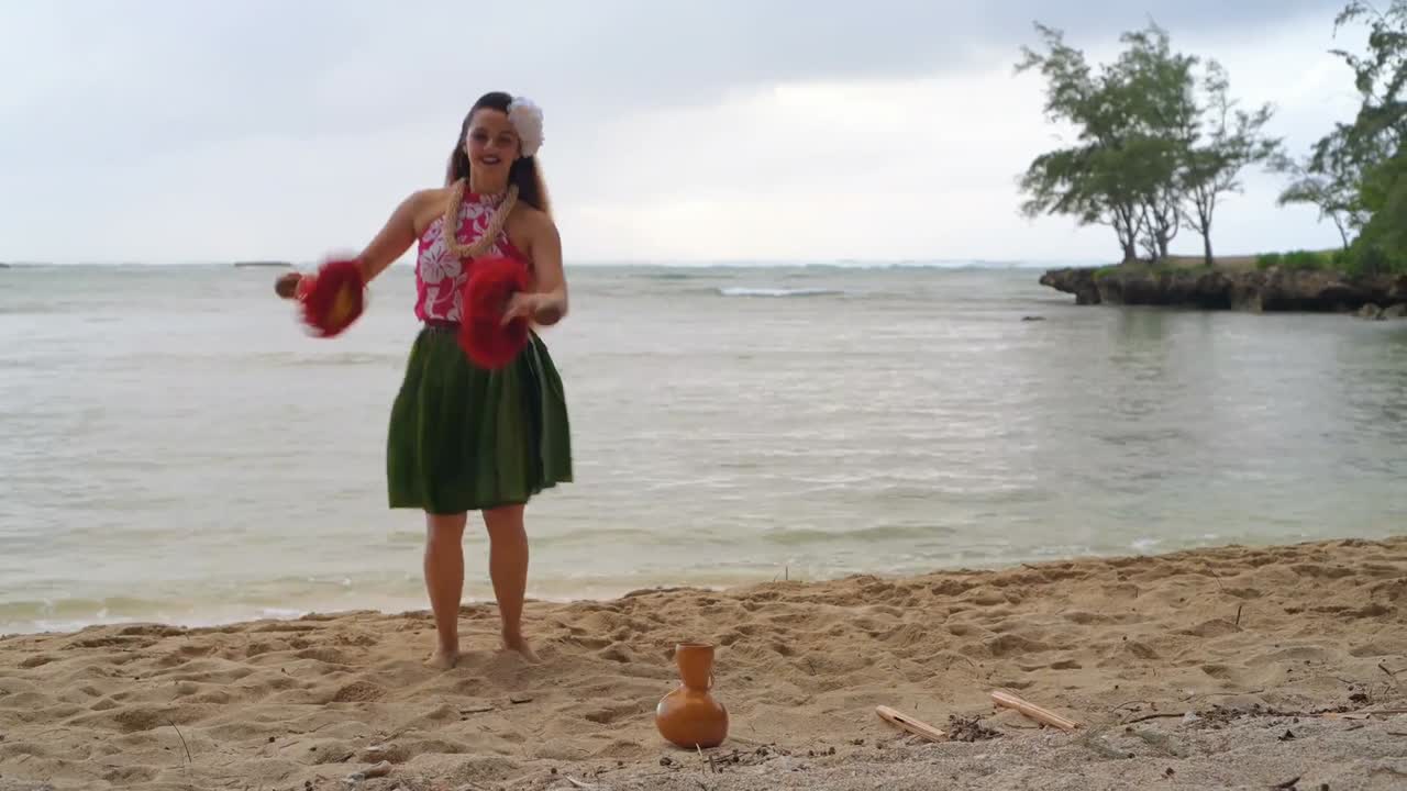bailarina de hula hawaiana en disfraz bailando 4k
