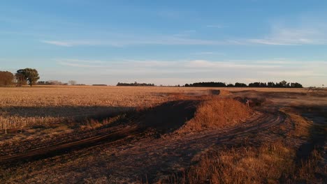 Motocross-Fahrer,-Gefolgt-Von-Einer-Drohne-Im-Sonnenuntergang-1080p