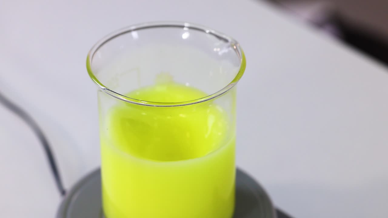 색상 변경 시연과 함께 화학 반응