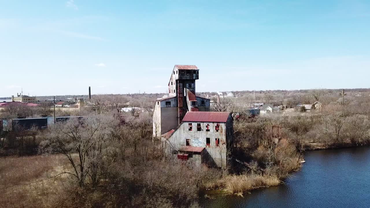 la antena de una fábrica de molinos abandonada en illinois sugiere la decadencia de la era manufacturera de estados unidos.