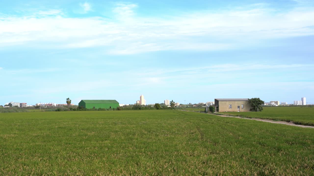 푸른 초원 으로 둘러싸인 길 의 사진 은 구름 이 많은 날 에 독특 한 자연 경관 을 가진 그림 같은 마을 을 따라 찍힌 것 이다