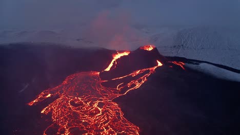 río de lava caliente que fluye de un volcán fagradalsfjall en erupción en el sur de islandia -antena