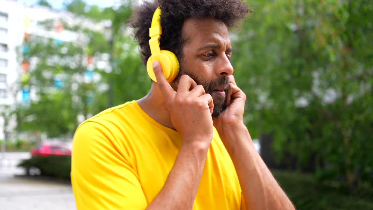 hombre con auriculares