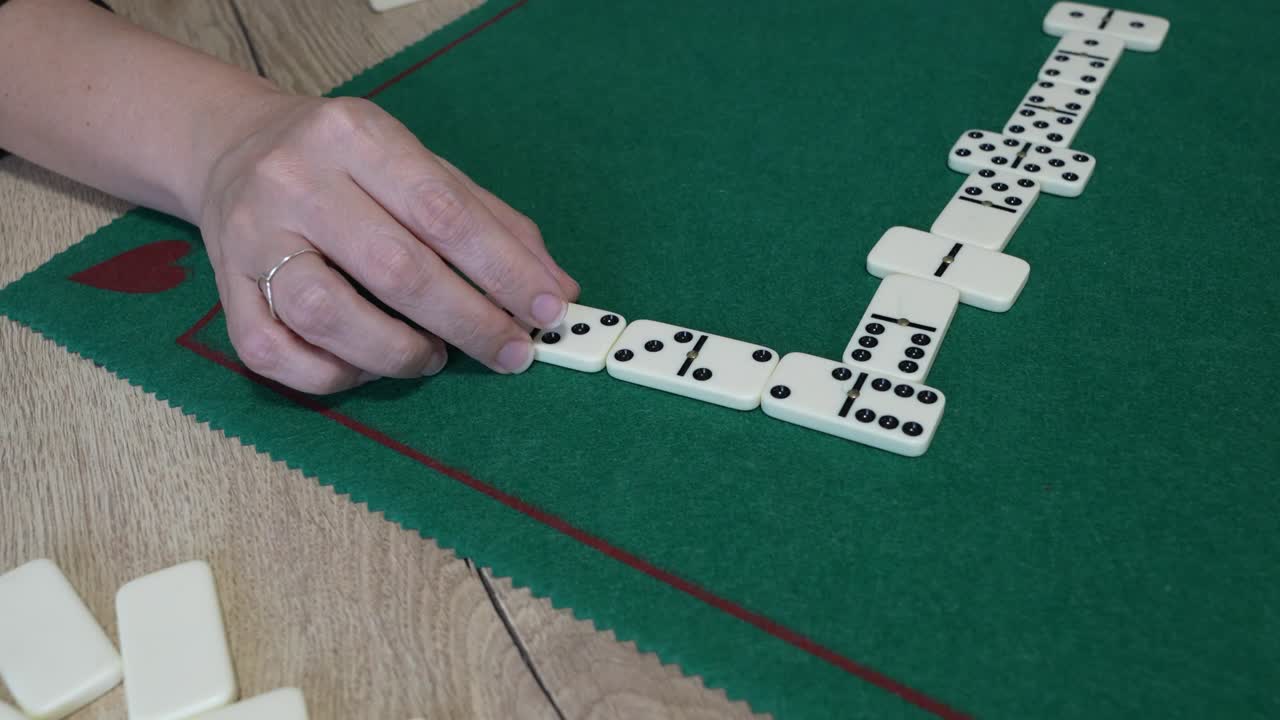 Giocare a domino su un tavolo