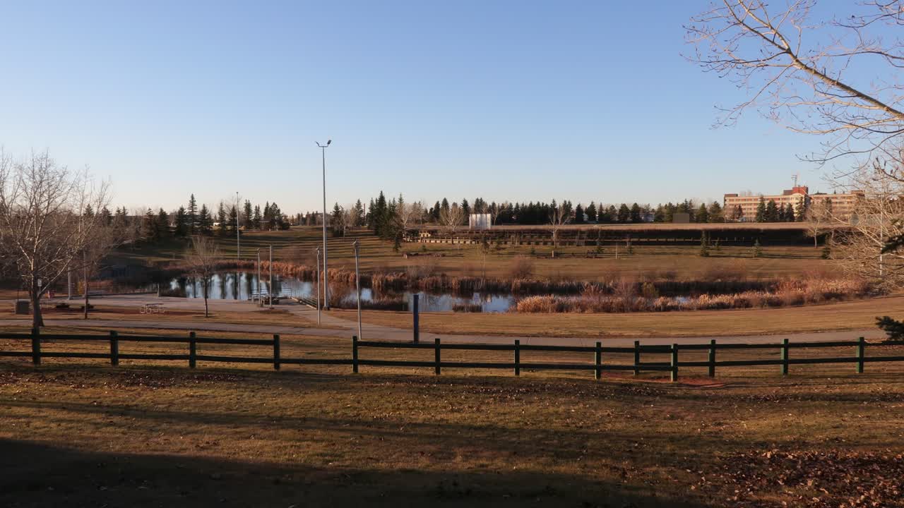timelapse de otoño con vistas a un pequeño estanque ubicado cerca del centro comercial millwoods town center en edmonton, alberta