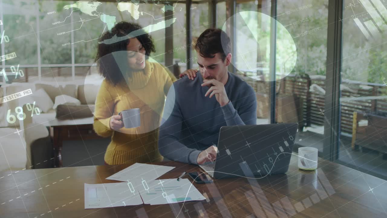 animación de gráficos y procesamiento de datos sobre una feliz pareja biracial usando una computadora portátil en casa