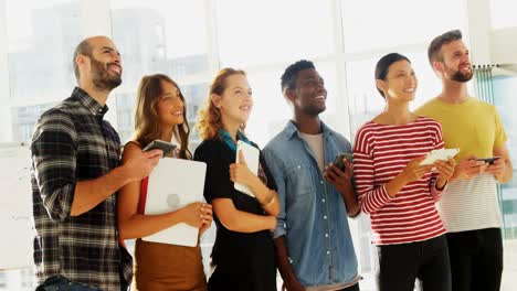 grupo de colegas que utilizan dispositivos electrónicos