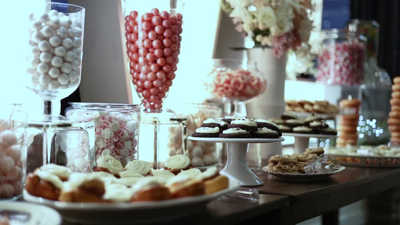 Tavolo di dolcetti e torte deliziose al ricevimento di matrimonio