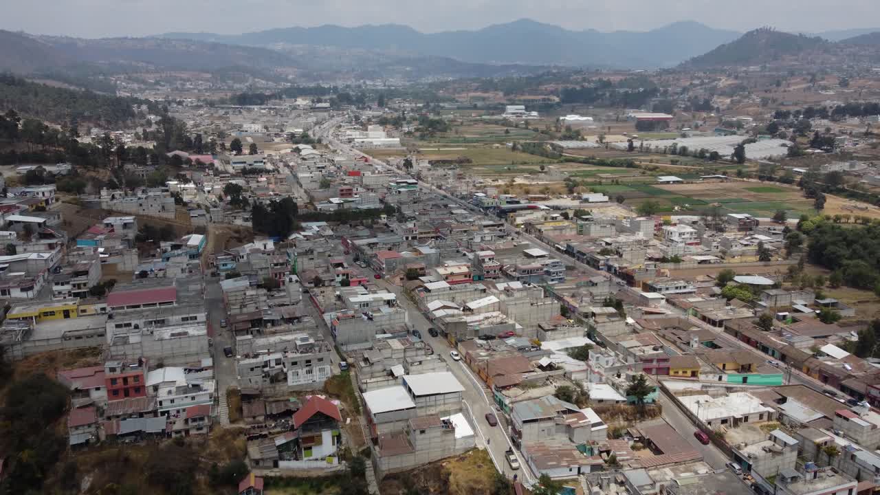 flyover: casas de construcción de hormigón en el valle de las tierras altas de guatemala