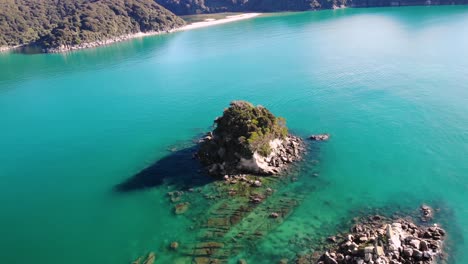 Aerial-overview-of-Abel-Tasman-Great-Walk,-New-Zealand