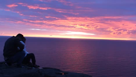 Sun-rising-on-the-horizon,-couple-in-frame