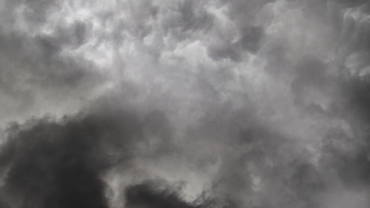 어두운 하늘에서 극적인 번개가  ⁇ 습니다.