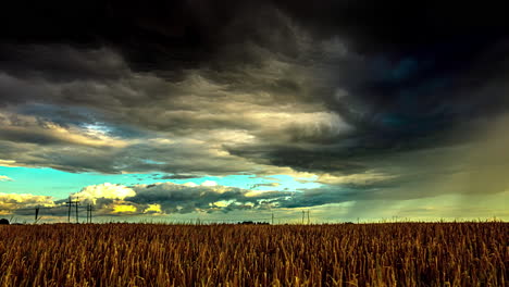 el lapso de tiempo de las dramáticas nubes oscuras que barrieron las tierras de cultivo de trigo en letonia, europa