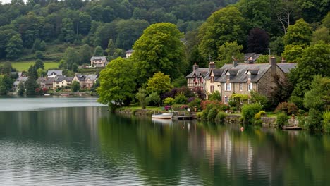 Scenic view of tranquil lakeside houses surrounded by lush greenery, reflecting calm waters, evoking a serene atmosphere in a picturesque natural setting