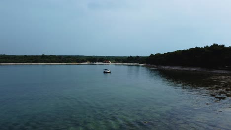 Fliegen-Auf-Ein-Urlaubsjachtschiff-In-Einer-Blauen-Klaren-Wasserküstenbucht-Im-Idyllischen-Adriatischen-Mittelmeer-An-Der-Kroatischen-Küste-Mit-Blauem-Himmel