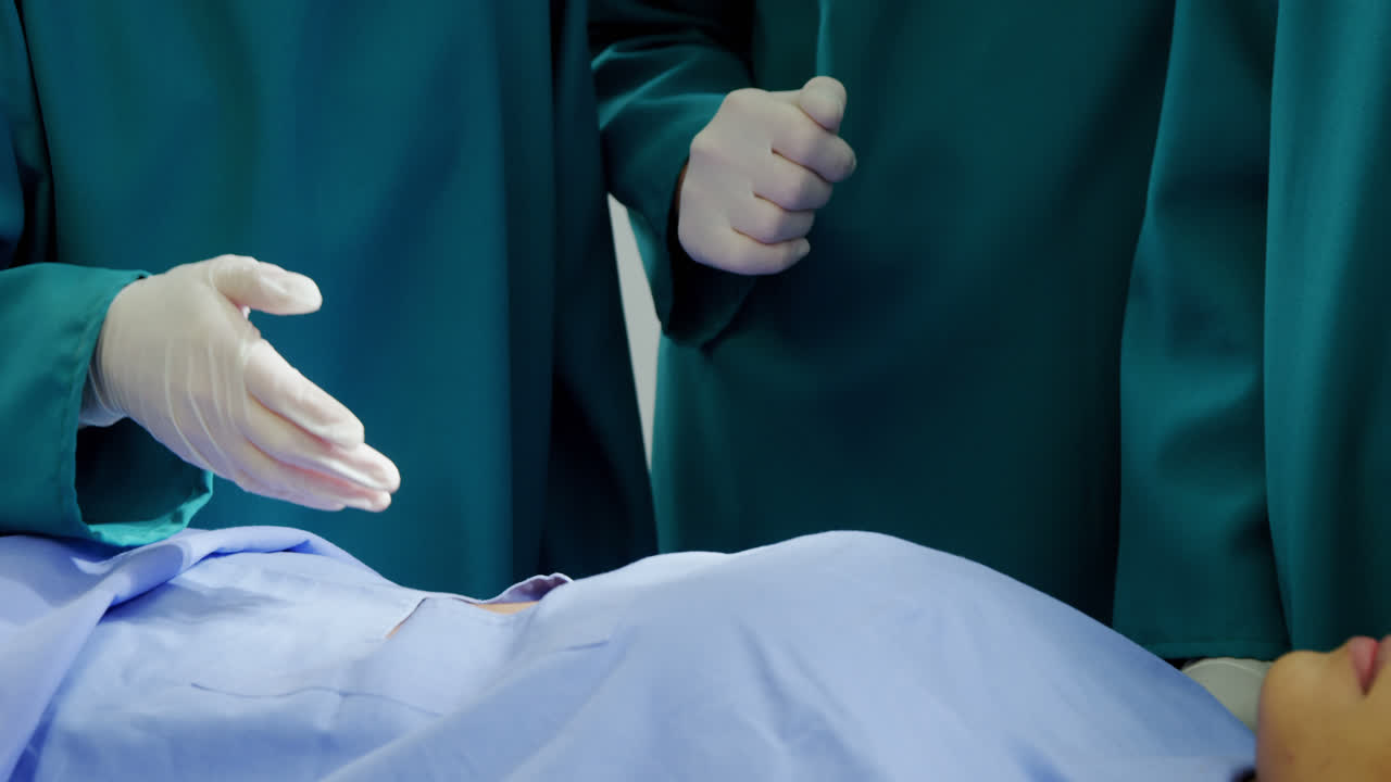 수술실에서 서로 상호 작용하는 외과 의사