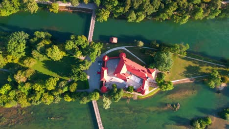 Malerische-4K-Drohnenaufnahmen-Der-Burg-Otočec-In-Wunderschönem-Sonnigen-Licht