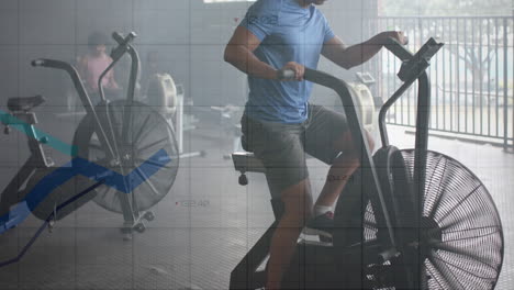 animación de los datos de procesamiento de gráficos sobre el hombre caucásico entrenamiento cruzado en elíptico en el gimnasio