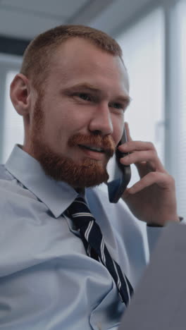hombre de negocios en una llamada telefónica en la oficina
