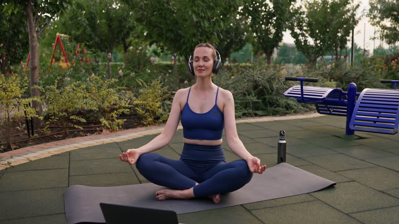 mujer meditando al aire libre