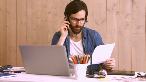 Trabajador-Ocasional-En-Su-Escritorio-Usando-Una-Computadora-Portátil