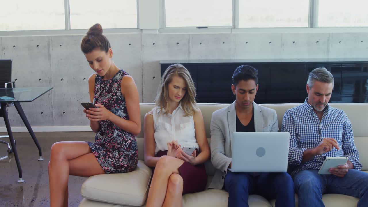 ejecutivo usando teléfono móvil, tableta digital y portátil en la oficina 4k