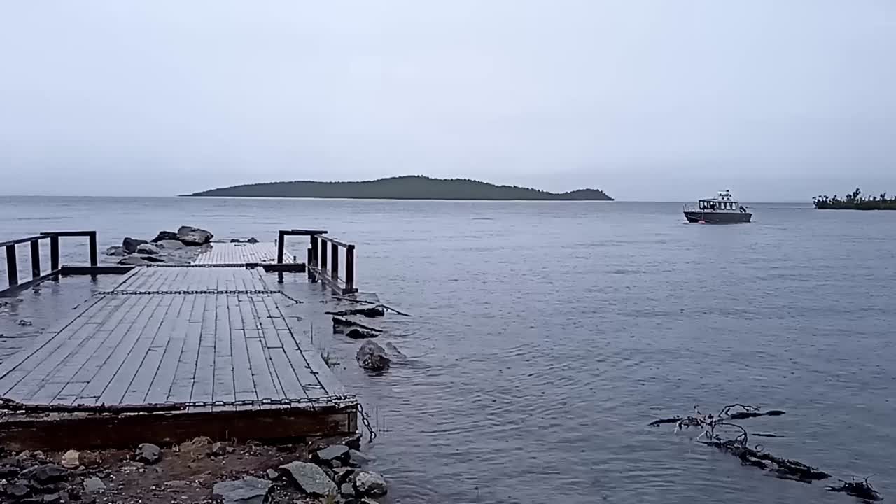 호수 torneträsk에서 비가 부두