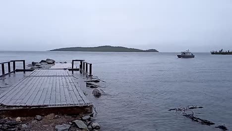 muelle bajo la lluvia en el lago torneträsk