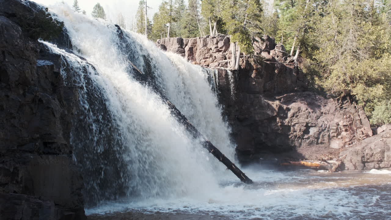 aproximándose al norte de la cascada de minnesota enclavada entre altos pinos