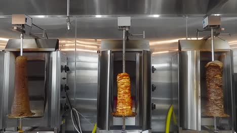 4k-Loop4-5-Asador-Vertical-De-Trío-Mixto-A-La-Parrilla-De-Izquierda-A-Derecha-Donair-De-Res,-Shawarma-De-Pollo-Marinado-Y-Bistecs-De-Shawarma-De-Res-Sazonados-En-Rodajas-Finas-Apilados-En-Una-Barbacoa-Vertical-De-Acero-Inoxidable